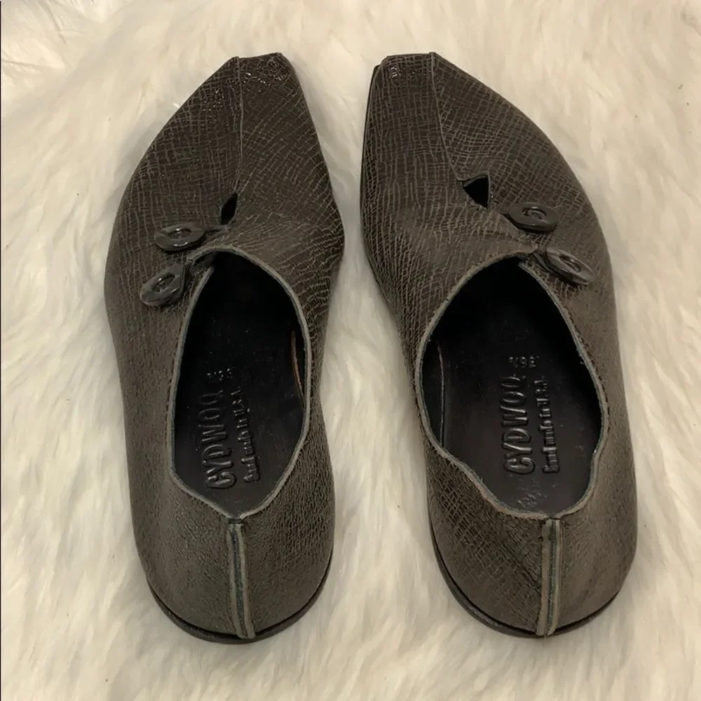 Cydwoq Two-Button‎ Gray Handmade Oxford NWOT 36.5/6